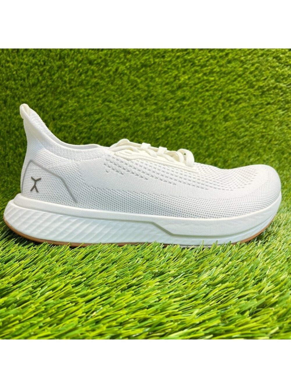 Flux Adapt Runner White Gum Womens Size 8.5 Mens Size 7 Running Athletic Shoes